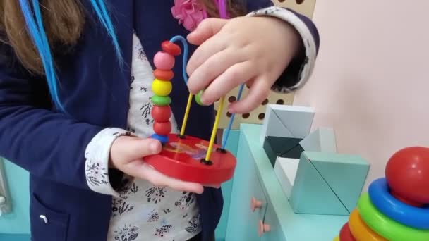 Das Kind Spielt Ein Pädagogisches Holzspielzeug Labyrinth Kinderhände Spielen Drahtlabyrinth — Stockvideo