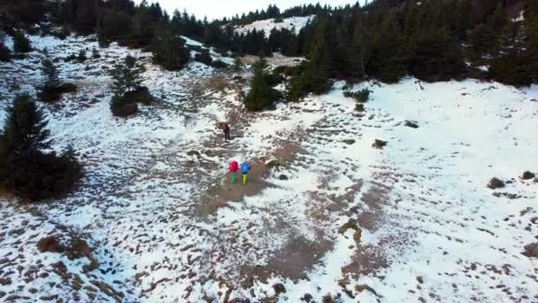 겨울에는 등산을 사람들도 있습니다 돌밭의 비탈에 첫눈이 내린다 겨울을 배낭을 — 비디오