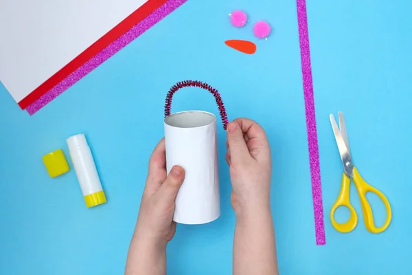 Tuvalet kağıdından kardan adam nasıl yapılır? Çocuklar için orijinal proje. Diy konsepti. Adım adım fotoğraf talimatları. Adım 3