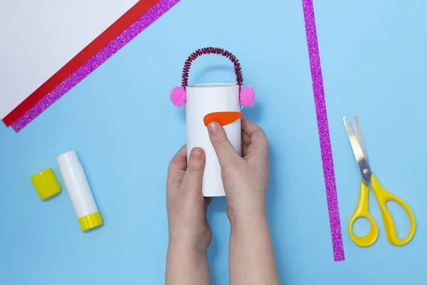 Tuvalet kağıdından kardan adam nasıl yapılır? Çocuklar için orijinal proje. Diy konsepti. Adım adım fotoğraf talimatları. Beşinci adım.