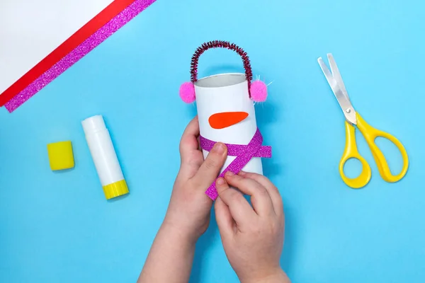 Tuvalet kağıdından kardan adam nasıl yapılır? Çocuklar için orijinal proje. Diy konsepti. Adım adım fotoğraf talimatları. Altıncı adım