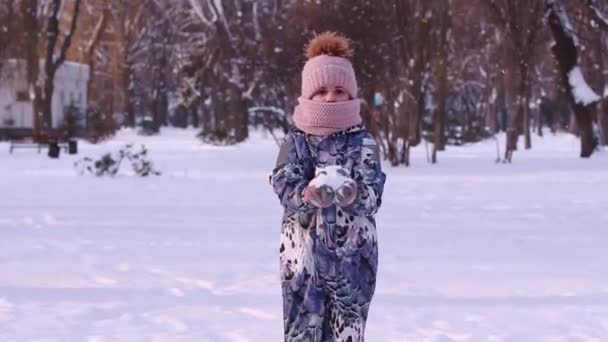 Glückliches Kleines Mädchen Overalls Und Warmen Handschuhen Wirft Schneestaub Den — Stockvideo