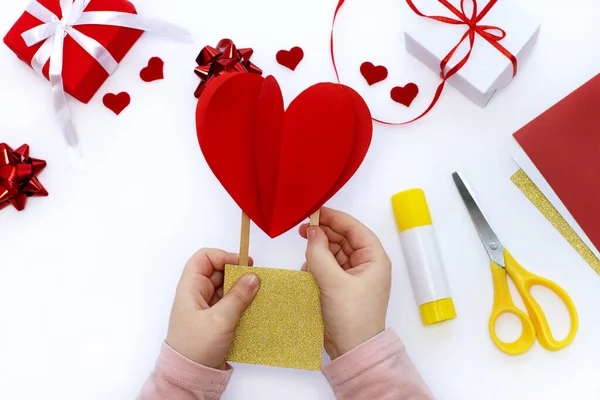 Håndverk Til Valentinsdagen Trinnvise Instruksjoner Hvordan Man Lager Hjerteformet Varmluftsballongkort – stockfoto