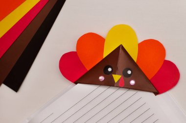 Şükran Günü 'nde hindiyi köşe ayracı yapmak için adım adım talimatlar. Düz bir manzara. Çocuklar için Origami. Altıncı adım