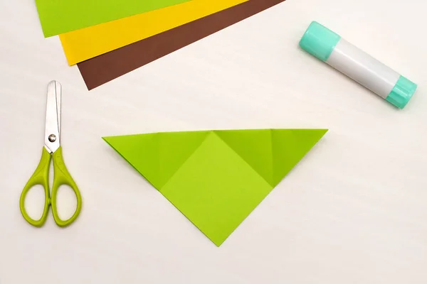 Noel Ağacı Köşesi Yer imlerini yapmak için adım adım talimatlar. DIY. Çocuklar için yaratıcı origami fikirleri. En üstteki düz yerde. Adım 2