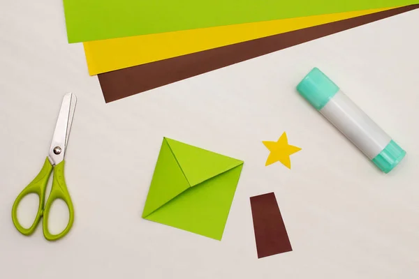 Noel Ağacı Köşesi Yer imlerini yapmak için adım adım talimatlar. DIY. Çocuklar için yaratıcı origami fikirleri. En üstteki düz yerde. 4. Adım