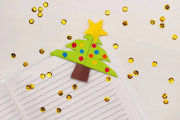 Step-by-step instructions for making Christmas Tree Corner Bookmarks. DIY. Creative origami ideas for kids. Top view, flat lay. Step 7 - final result — Stock Photo, Image