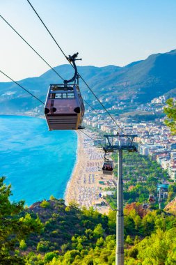 Sahilden Alanya şehrindeki dağın tepesine kadar telgraflı araç..