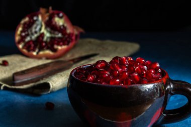 Koyu arkaplanda kırmızı nar tohumları. Yakın plan..