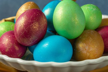 Tabakta tavuk renginde yumurta. Yakın plan..