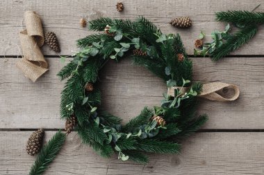 Kozalaklı Noel çelengi. Ahşap arka planda Noel dekoru