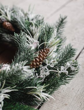 Tahta arka planda Noel çelengi