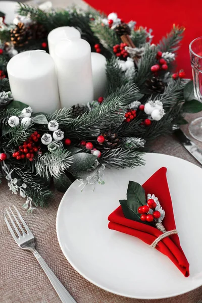 New Year Table Setting Christmas Wreath White Candles Cozy Festive — Stock Photo, Image