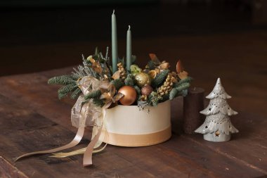 Tahta masadaki Noel kompozisyonu. Yeni yıl dekor fikri.