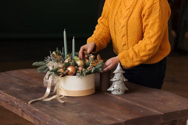 Sarı Kazaklı Kadın Çam Ağacından Toplardan Mumlardan Noel Kompozisyonu Yapıyor Stok Fotoğraf