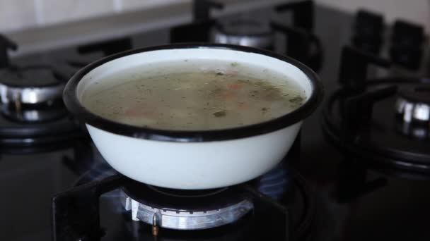 Suppe portionsweise aufgießen, Löffel, Suppe, Koch umrühren — Stockvideo