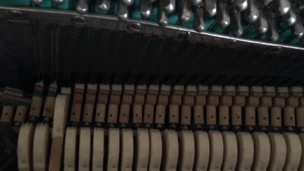 Пианино, молотки внутри пианино бьют по струнам — стоковое видео