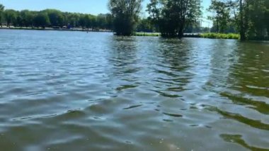    Nehir ve gölün kıyısında dinleniyor.