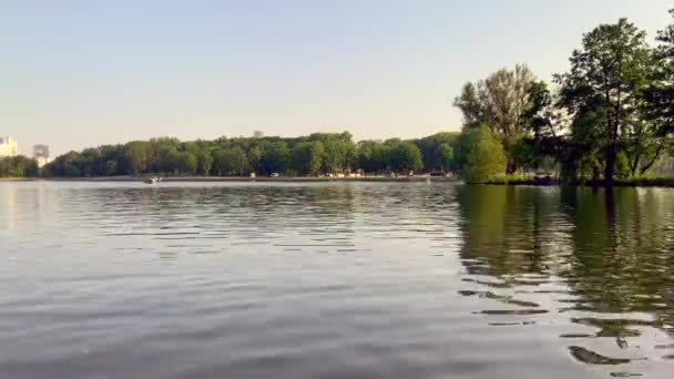 Repos sur les rives de la rivière et du lac, tours de temps — Video