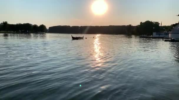 Olas, orillas, resplandor en el agua, — Vídeos de Stock