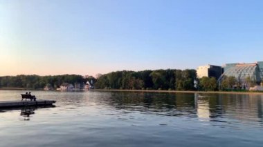  Nehir ve gölün kıyısında dinleniyor.