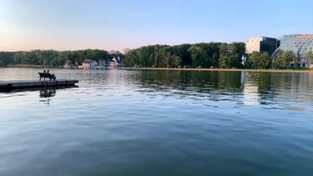 Nehir ve gölün kıyısında bir çift aşık, bir adam ve bir kadın — Stok video