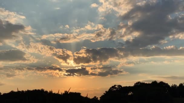 Chmury, okrążenia czasowe, zachód słońca, słońce, promienie — Wideo stockowe