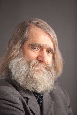 yaşlı, yaşlı, yaşlı, yüz, insanlar, gülümseyen, olgun, kişi, yaş, yaşlı adam, başarı, portre, yüz ifadesi, aktör, iyi huylu kişi, oyuncu fotoğraf oturumu, farklı yüz ifadeleri ve yüz ifadeleri olan erkekler, farklı ruh halleri