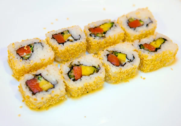 Sushi och rullar — Stockfoto