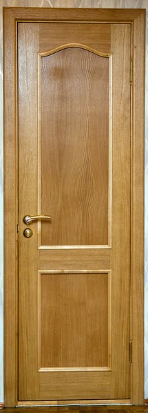 Porta, a porta coberta com folheado de carvalho — Fotografia de Stock
