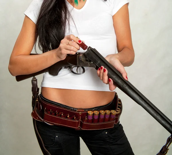 Fusil de chasse, une fille avec un pistolet — Photo