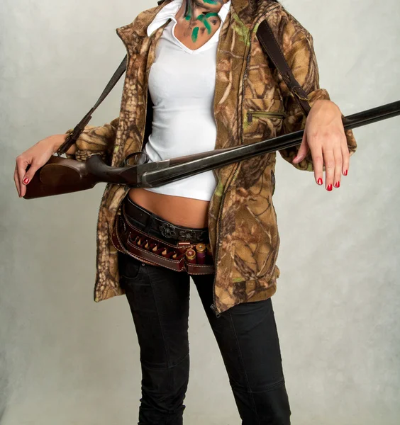Hunting rifle, a girl with a gun — Stock Photo, Image