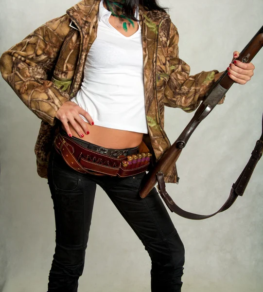 Hunting rifle, a girl with a gun — Stock Photo, Image