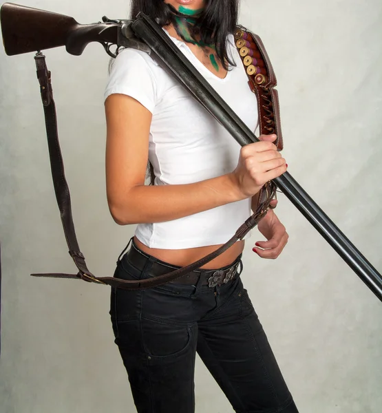 Hunting rifle, a girl with a gun — Stock Photo, Image