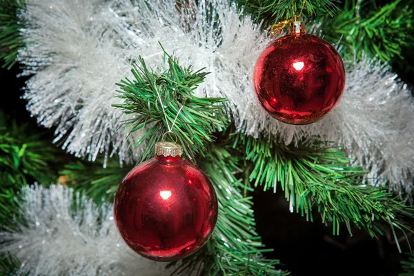 Adornos de Navidad, campanas, estrellas, bolas, coronas de Navidad pestañas, árbol, vacaciones, año nuevo, sombrero de Santa, un reloj con una gorra de Santa Claus — Foto de Stock