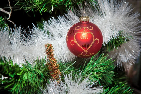Ornamenti di Natale, campane, stelle, palle, corone di Natale schede, albero, vacanza, anno nuovo, cappello di Babbo Natale, un orologio con un tappo di Babbo Natale — Foto Stock