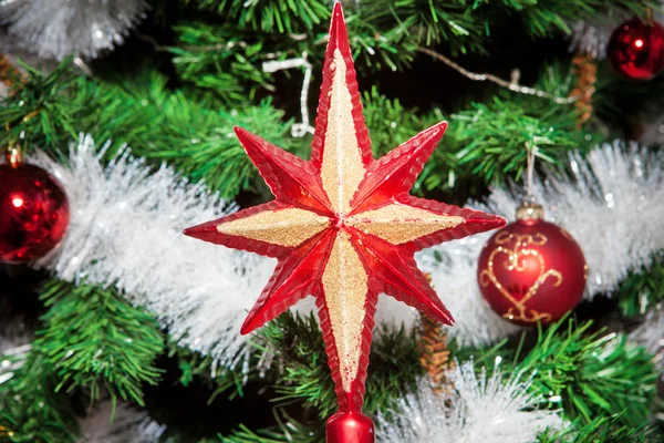 Adornos de Navidad, campanas, estrellas, bolas, coronas de Navidad pestañas, árbol, vacaciones, año nuevo, sombrero de Santa, un reloj con una gorra de Santa Claus — Foto de Stock