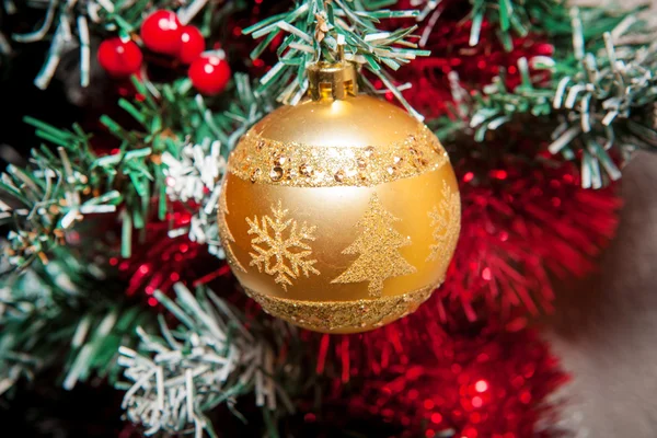 圣诞饰品，钟声、 星星、 球、 圣诞花环选项卡、 树、 假日、 新的一年，圣诞老人的帽子，时钟与圣诞老人帽 — 图库照片