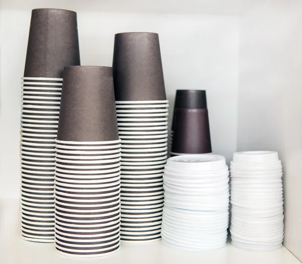 Пластиковые чашки для кофе и чая, крышки для чашек — стоковое фото