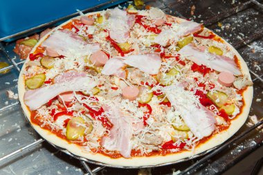 pizza pizza, pizza fırını ön tarafta pişmiş değil
