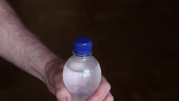 Bir şişe maden suyu — Stok video