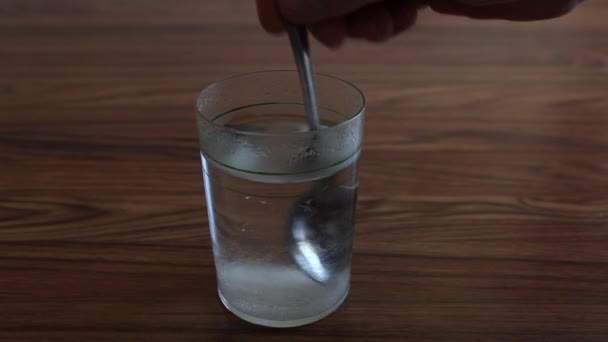 Glas, Stapel mit heißem Wasser — Stockvideo