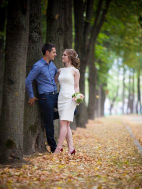 bir aşk hikayesi, genç adam ve kadın birbirlerini seviyorlar, park, öpücük ve sarılmak yürüyorlar