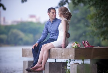 bir aşk hikayesi, genç adam ve kadın birbirlerini seviyorlar, park, öpücük ve sarılmak yürüyorlar