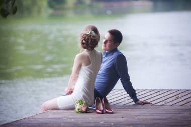 bir aşk hikayesi, genç adam ve kadın birbirlerini seviyorlar, park, öpücük ve sarılmak yürüyorlar