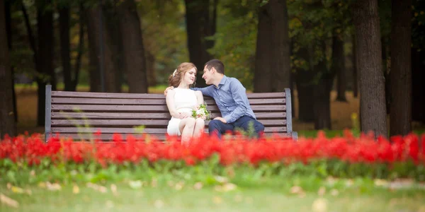 Bir aşk hikayesi, genç adam ve kadın birbirlerini seviyorlar, park, öpücük ve sarılmak yürüyorlar — Stok fotoğraf