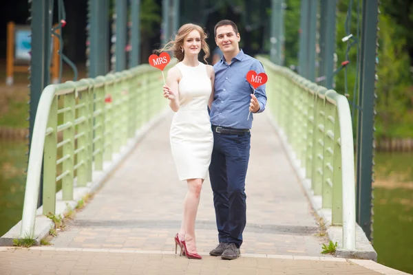 A love story, a young man and woman love each other, they walk in the park, kiss and hug — Stock Photo, Image