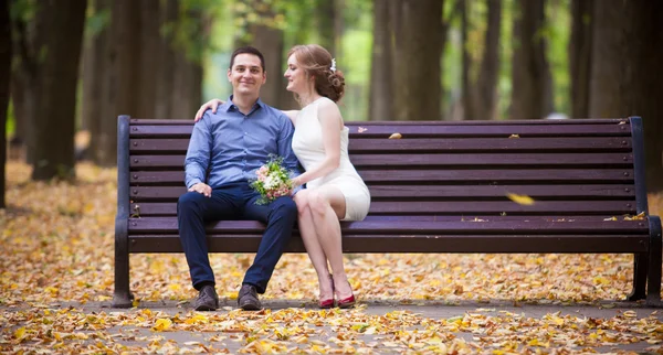 Een liefdesverhaal, een jonge man en vrouw elkaar liefhebben, lopen ze in het park en kus, knuffel — Stockfoto