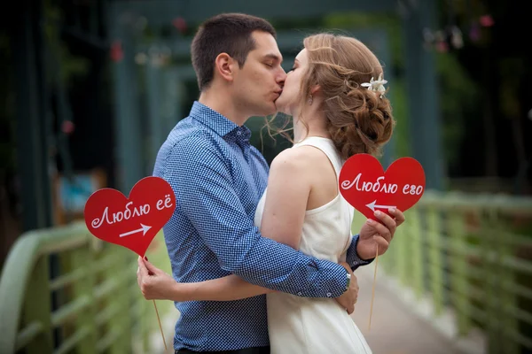 Une histoire d'amour, un jeune homme et une jeune femme s'aiment, ils marchent dans le parc, s'embrassent et s'embrassent — Photo