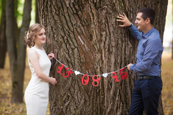 Een liefdesverhaal, een jonge man en vrouw elkaar liefhebben, lopen ze in het park en kus, knuffel — Stockfoto